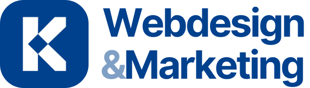 Ein blaues Quadrat mit einem weißen K, das für Standard-Kit steht, befindet sich neben den Worten Webdesign & Marketing in blauer Schrift auf hellem Hintergrund.