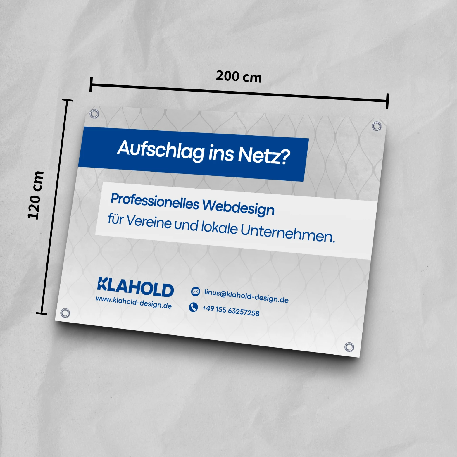 Ein rechteckiges Banner mit den Maßen 200 cm x 120 cm zeigt Aufschlag ins Netz? und wirbt für professionelles Webdesign, Flyer gestalten und Print-Design für Vereine und lokale Unternehmen von KLAHOLD, inklusive Kontaktinformationen und Website.